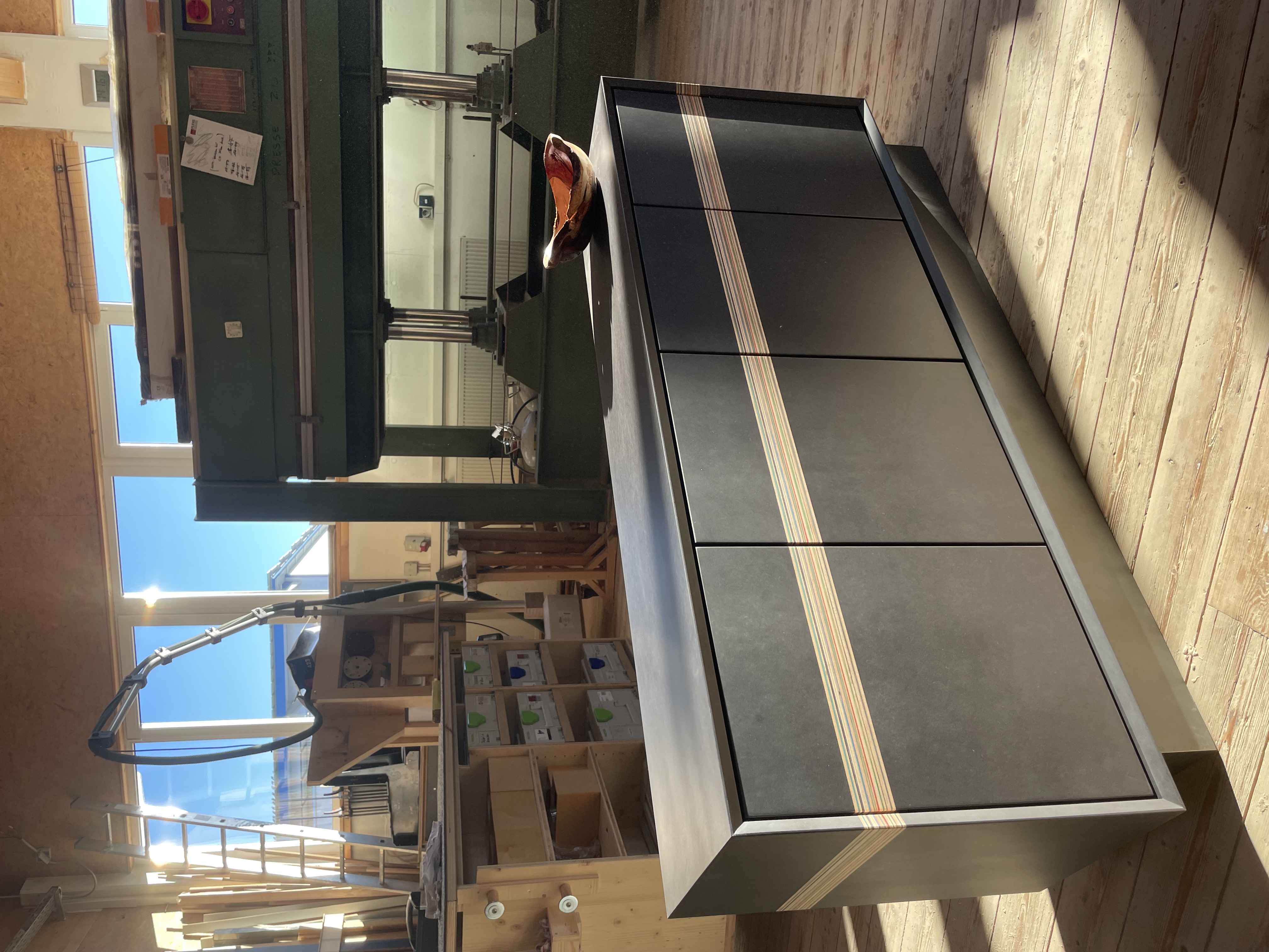KD Schrank mit Skateboard-Detail